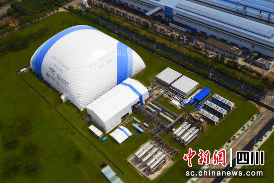 项目像一座蓝白相间的“小山”。尊龙人生就是博ag汽轮机 供图